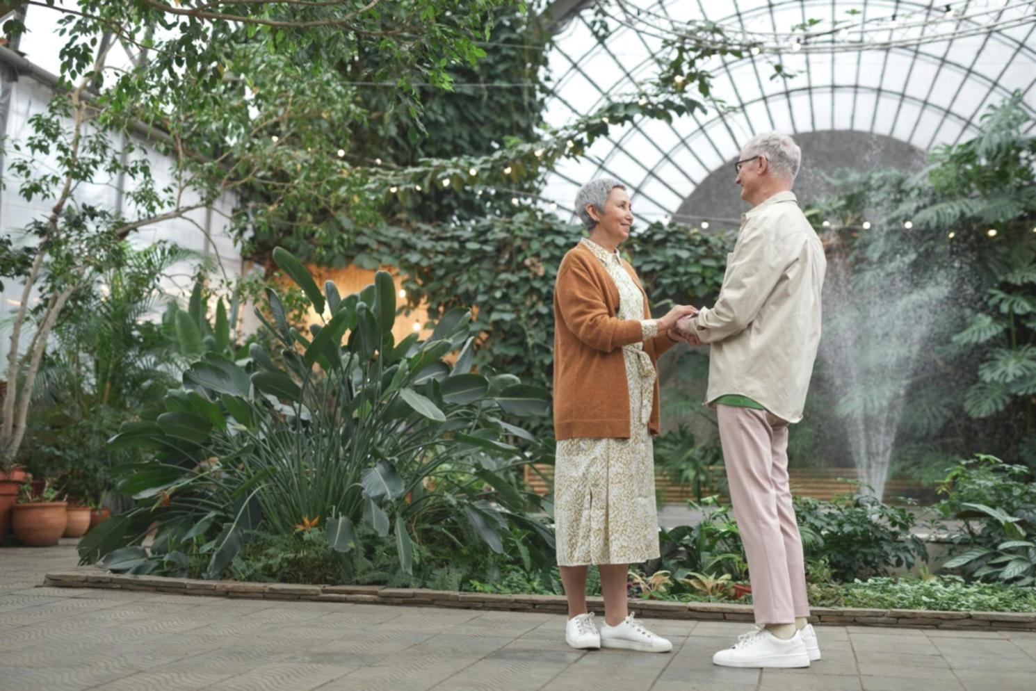 Especialista realizando evaluación de seguridad en hogar