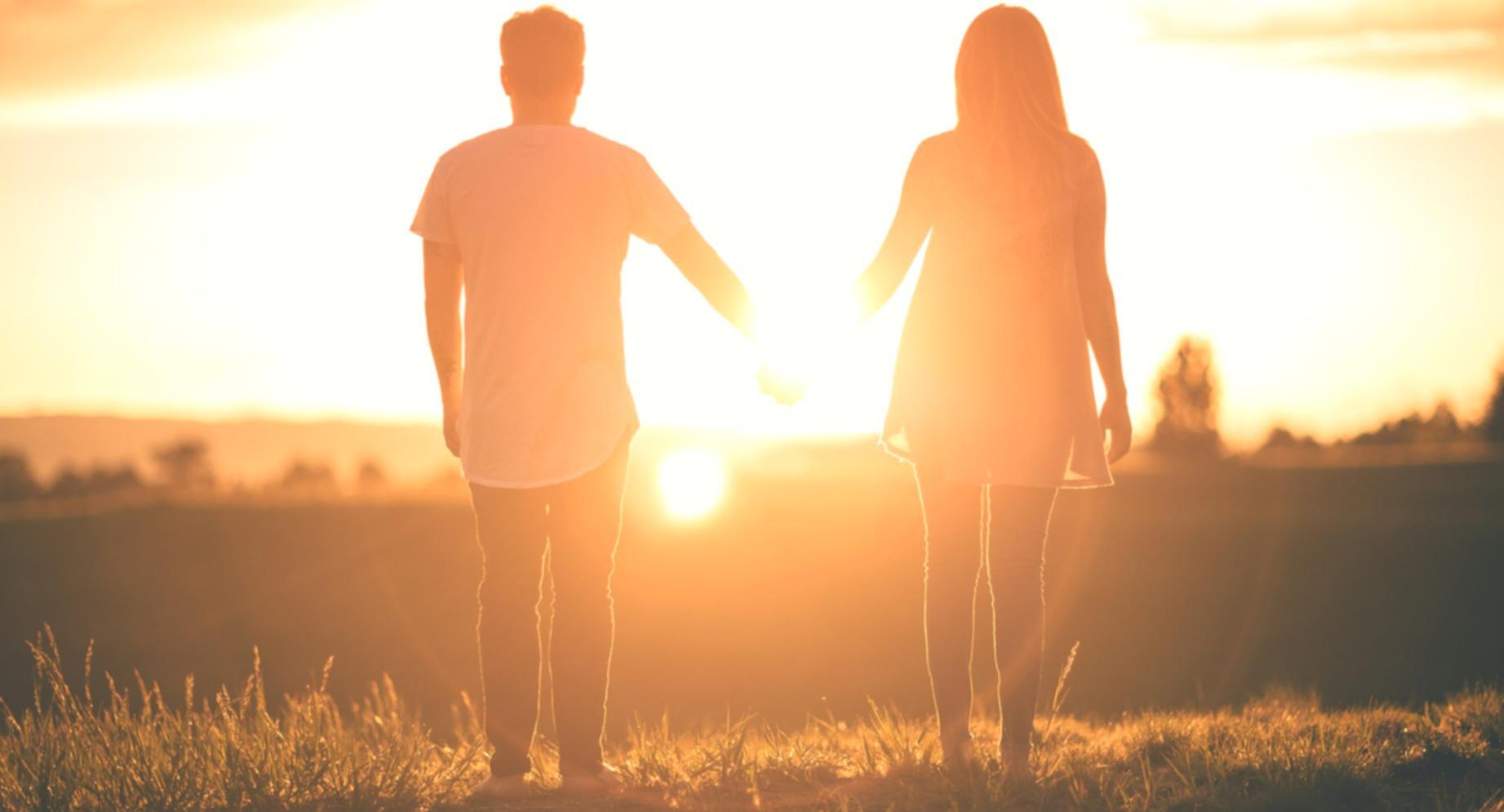 Especialista realizando evaluación de seguridad en el hogar